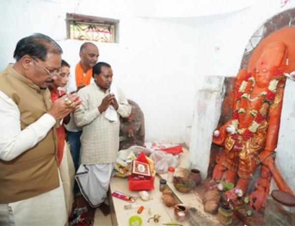 मुख्यमंत्री विष्णुदेव साय ने ऐतिहासिक चतुर्भुज विष्णु मंदिर में की पूजा-अर्चना, प्रदेश की सुख-समृद्धि की कामना