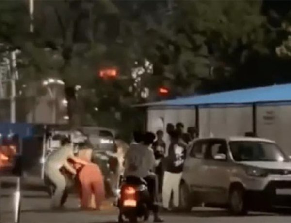 रायपुर स्टेशन के बाहर महिला पर हमला, VIDEO वायरल