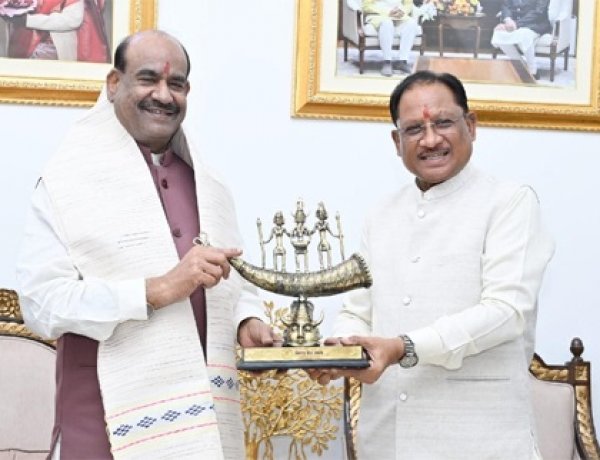 लोकसभा अध्यक्ष ओम बिरला ने मुख्यमंत्री विष्णु देव साय से की सौजन्य भेंट