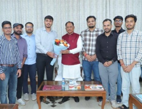 मुख्यमंत्री विष्णुदेव साय ने यूपीएससी प्रारंभिक परीक्षा में सफल ट्राइबल यूथ हॉस्टल के विद्यार्थियों से की मुलाकात
