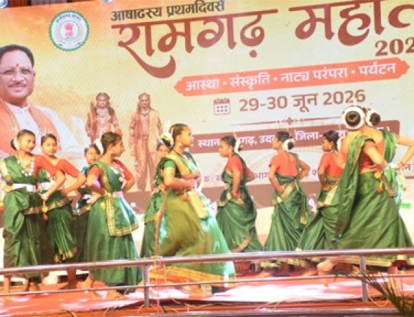 रामगढ़ महोत्सव में रामलीला, कवि सम्मेलन और 'जटायु मोक्ष' की प्रस्तुति ने बांधा समां