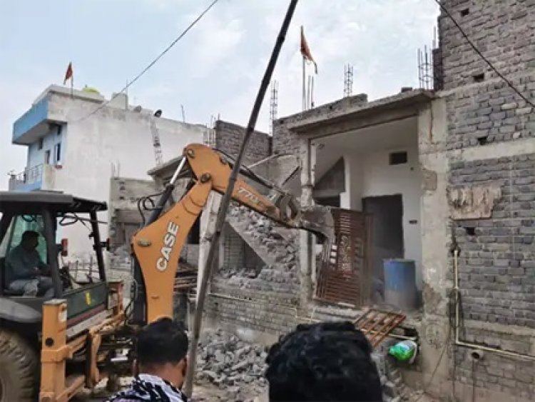नियमों को दरकिनार कर की जा रही प्लाटिंग पर निगम सख्त, भाठागांव में कार्रवाई