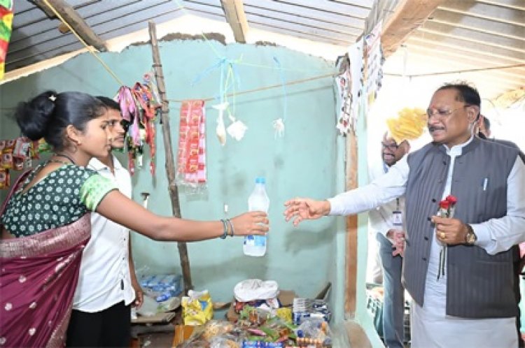 जब मुख्यमंत्री रुके एक छोटी-सी किराना दुकान पर... और सामने थी बदलाव की बड़ी कहानी’