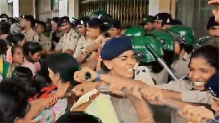 जमीन विवाद पर उबाल: पाटेश्वर धाम के खिलाफ आदिवासियों का प्रदर्शन