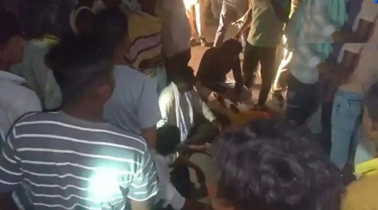 ग्रामीणों का हंगामा, एंबुलेंस और 112 वाहन क्षतिग्रस्त