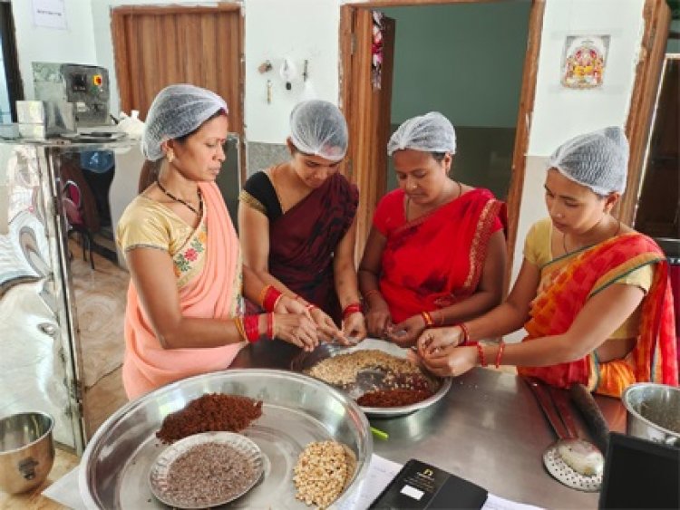 महुआ से समृद्धि की राह: वन धन विकास केंद्र कौरिनभाठा बना महिला सशक्तिकरण का मॉडल