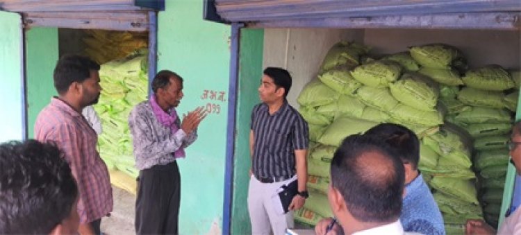 निजी गोदाम से सहकारी समिति की खाद जब्त