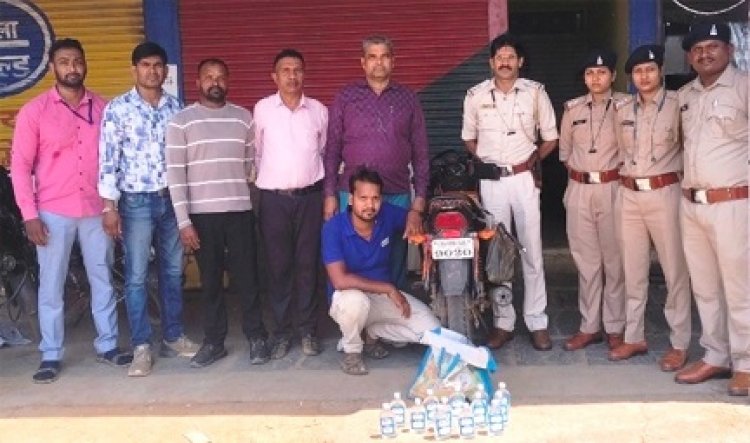 दोपहिया वाहन से अवैध शराब जब्त