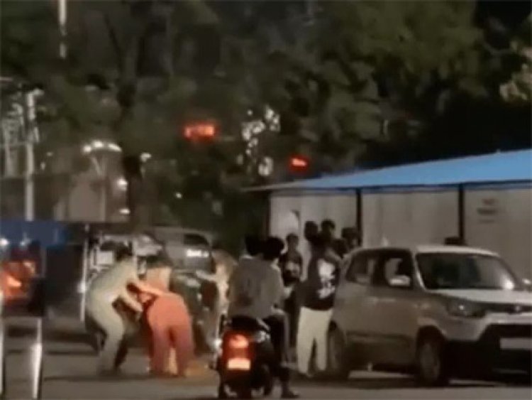 रायपुर स्टेशन के बाहर महिला पर हमला, VIDEO वायरल