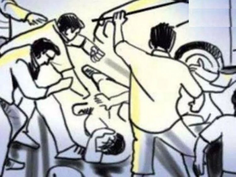 कार्यालय के भीतर युवक के साथ मारपीट