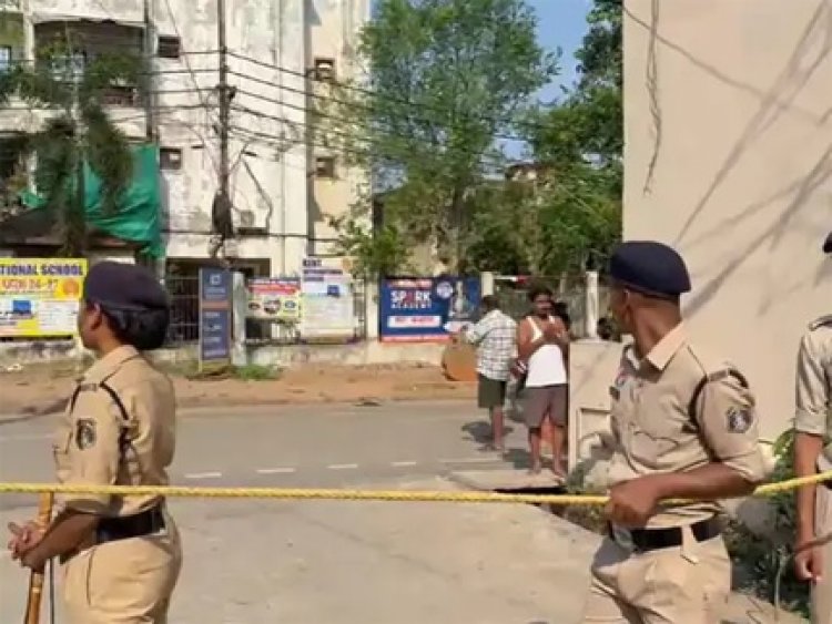 रायपुर में सामुदायिक भवन ध्वस्त, पुलिस तैनात