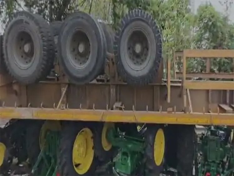 फ्लाईओवर पर पलटा ट्रेलर, क्रेन से हटाकर खुलवाया रास्ता