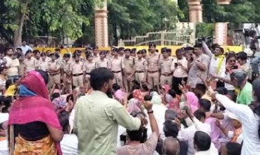 रायपुर कलेक्ट्रेट में नकटी ग्रामीणों का हंगामा