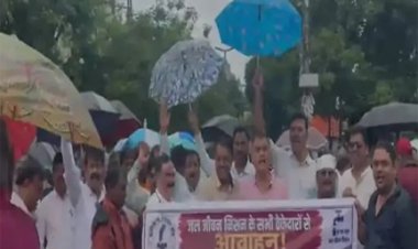 रायपुर में PHE ठेकेदारों का बारिश में विरोध