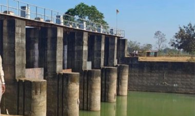सूखते हैंडपंपों के बीच फूटी अमृत धारा