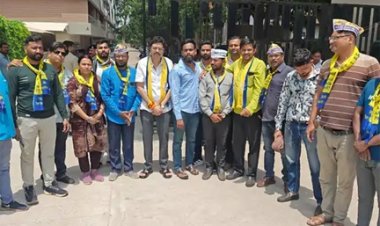 नकटी प्रकरण पर AAP का विधायक अनुज के आवास के बाहर प्रदर्शन