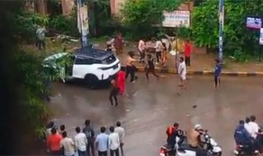 बीच सड़क कारोबारी परिवार पर हमला, कार में तोड़फोड़