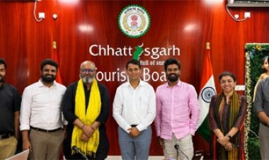 ‘भारत भाग्य विधाता‘ फिल्म के लेखक-निर्देशक मनोज तापड़िया तथा फिल्म निर्माता आदि शर्मा ने की छत्तीसगढ़ टूरिज्म बोर्ड के एमडी विवेक आचार्य से सौजन्य मुलाकात