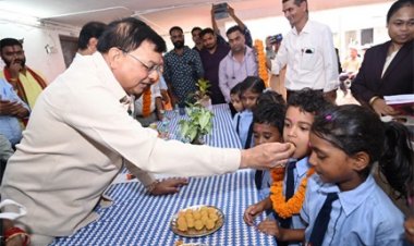 शाला प्रवेशोत्सव में उद्योग मंत्री लखनलाल देवांगन ने किया विद्यार्थियों का आत्मीय स्वागत