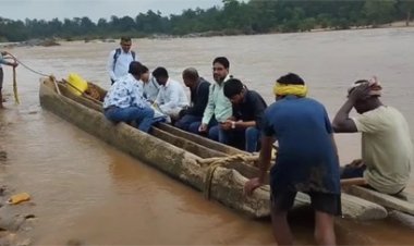 उफनती नदी, डोंगी का सहारा... 24 शिक्षकों का संघर्ष