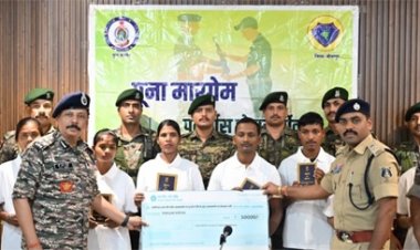 49 लाख के इनामी 8 माओवादी कैडरों ने छोड़ी हिंसा