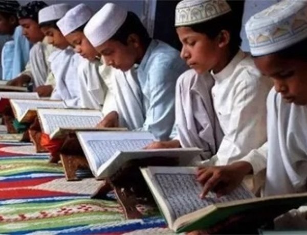 वक्फ बोर्ड ने उठाई मदरसा बोर्ड खत्म करने की आवाज