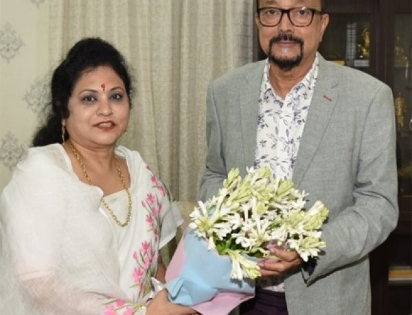 राज्यपाल डेका से महिला आयोग की अध्यक्ष ने भेंट की