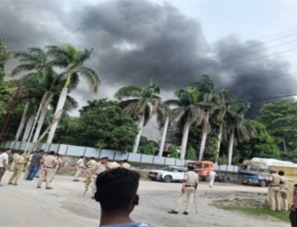 बायलर फटते ही धधकी फैक्ट्री, मजदूरों ने बचाई जान