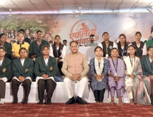 मुख्यमंत्री विष्णु देव साय ने एकलव्य के विद्यार्थियों का बढ़ाया उत्साह