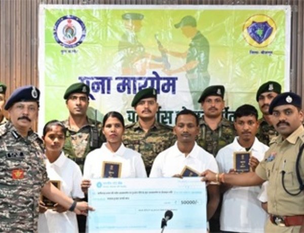 49 लाख के इनामी 8 माओवादी कैडरों ने छोड़ी हिंसा