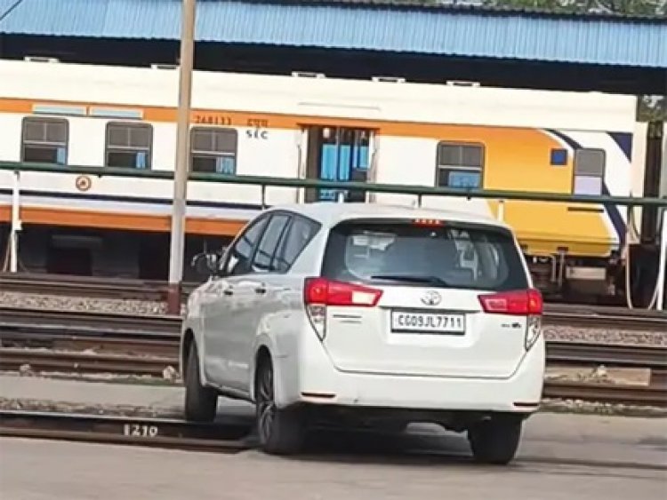 रेलवे स्टेशन पर बड़ा सुरक्षा उल्लंघन, प्लेटफॉर्म पर इनोवा