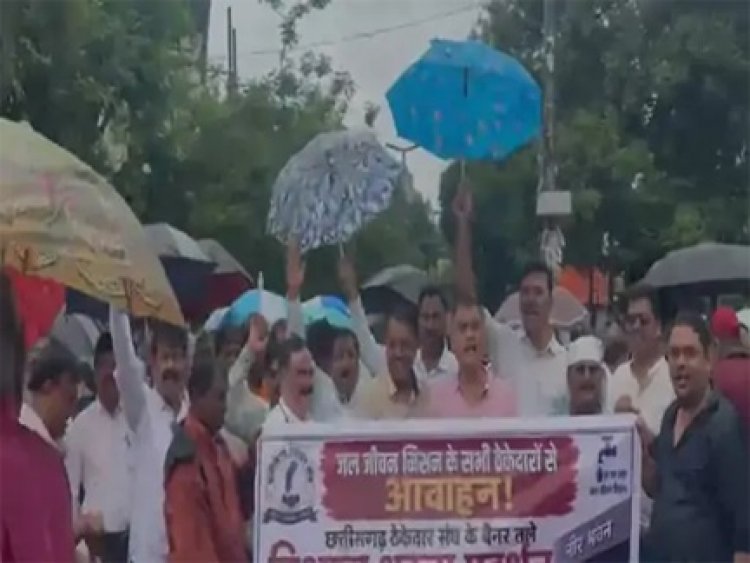 रायपुर में PHE ठेकेदारों का बारिश में विरोध