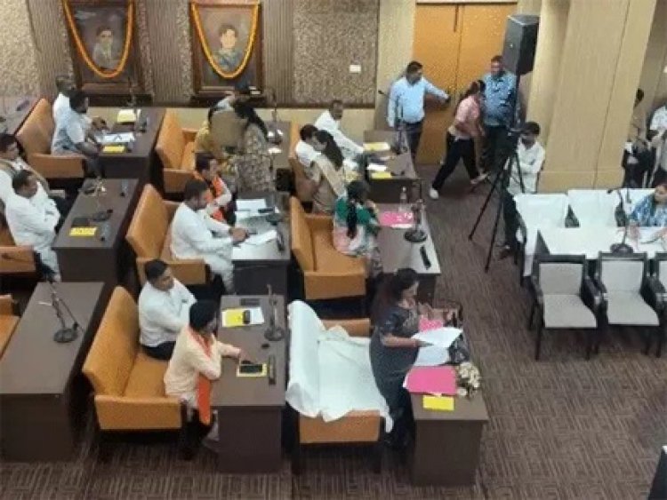 सामान्य सभा में टपकी छत, विपक्ष ने घेरा निगम
