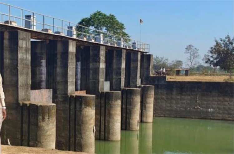 सूखते हैंडपंपों के बीच फूटी अमृत धारा