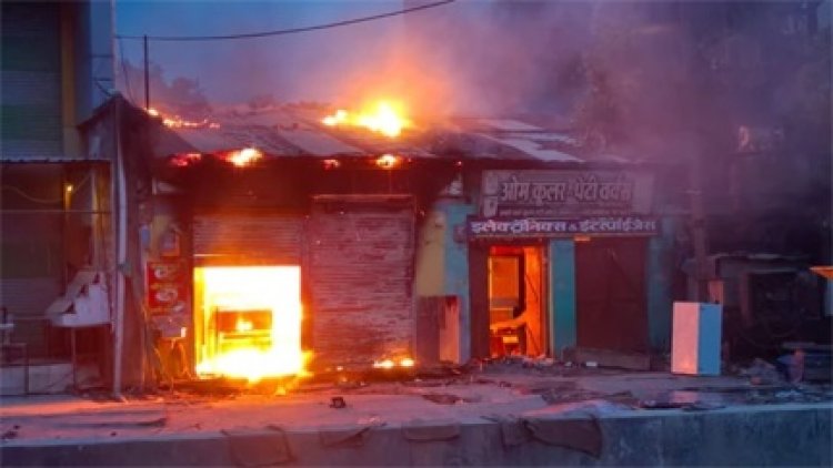 कुछ ही मिनटों में खाक हुआ गणेश कॉफी होटल