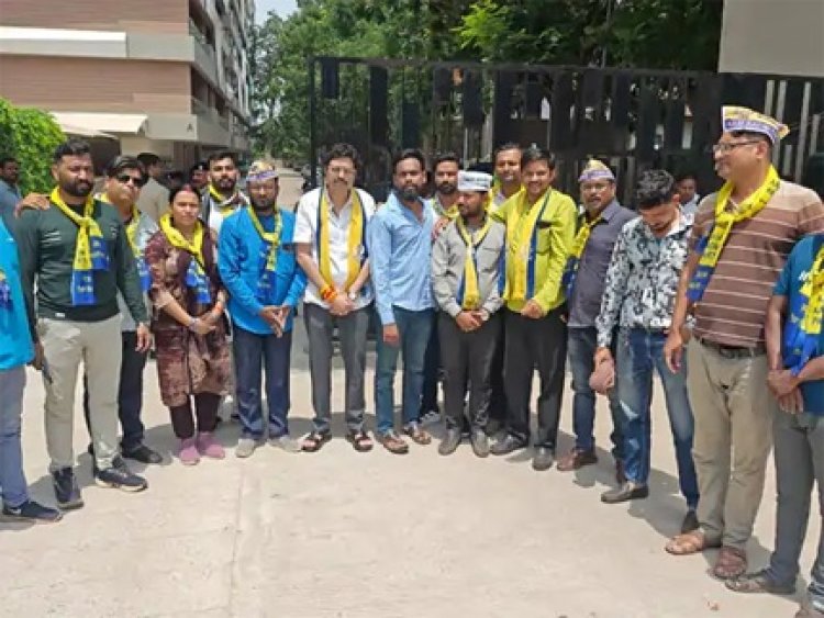 नकटी प्रकरण पर AAP का विधायक अनुज के आवास के बाहर प्रदर्शन