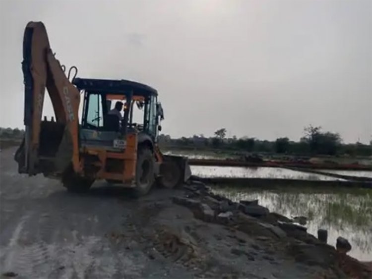 पंडरी में निगम का एक्शन, अवैध पाटों पर चला बुलडोजर
