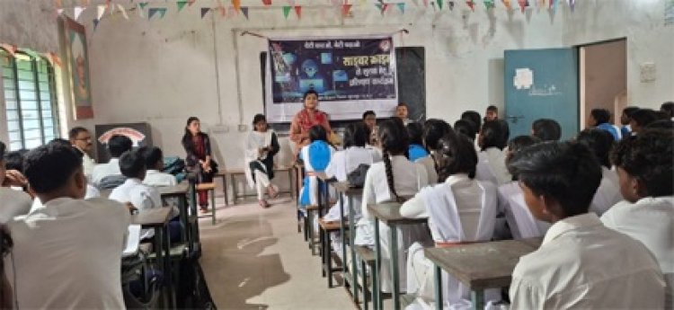 बेटी बचाओ-बेटी पढ़ाओ अभियान : गिरवरगंज में छात्राओं को आत्मरक्षा, साइबर सुरक्षा और महिला अधिकारों का मिला प्रशिक्षण
