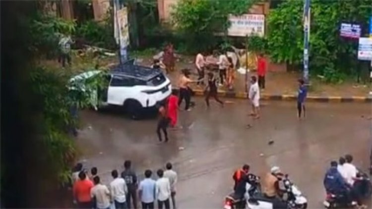 बीच सड़क कारोबारी परिवार पर हमला, कार में तोड़फोड़