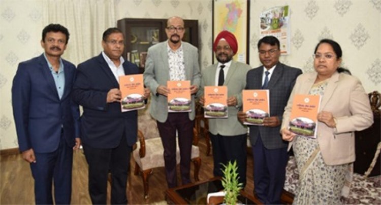 लोकायुक्त आयोग का वार्षिक प्रतिवेदन राज्यपाल को सौंपा गया