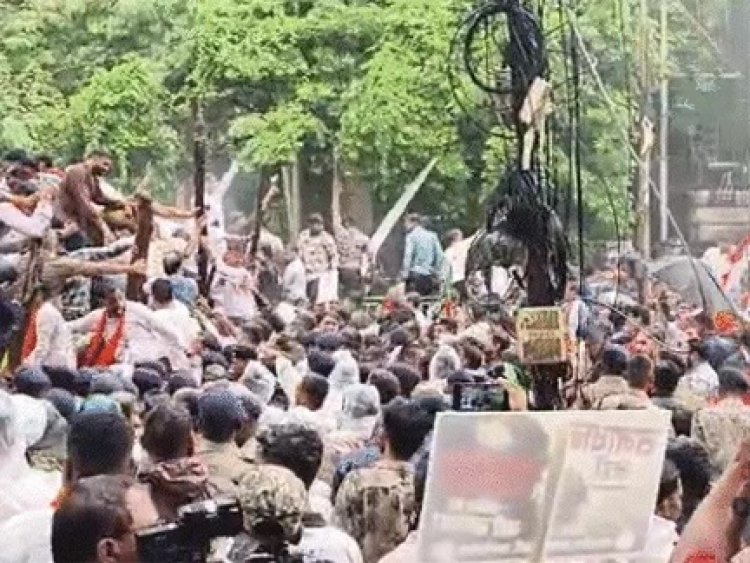 रायपुर में प्रदर्शनकारियों पर आंसू गैस के गोले दागे