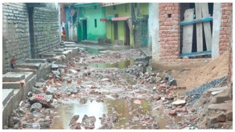 नाली बनी परेशानी, मलबे से जाम रास्ते