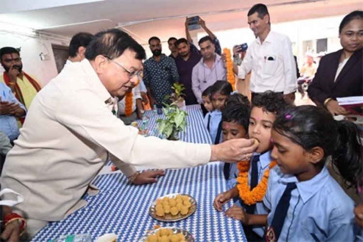 शाला प्रवेशोत्सव में उद्योग मंत्री लखनलाल देवांगन ने किया विद्यार्थियों का आत्मीय स्वागत