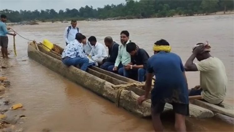 उफनती नदी, डोंगी का सहारा... 24 शिक्षकों का संघर्ष
