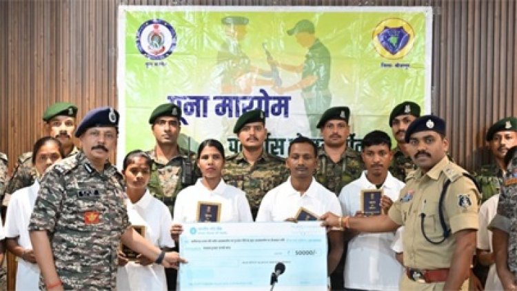 49 लाख के इनामी 8 माओवादी कैडरों ने छोड़ी हिंसा