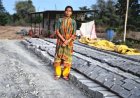पूर्व में नक्सल प्रभावित गांव से आत्मनिर्भरता की उड़ान- सीमेंट ईंट व्यवसाय से बदली सोयम समसाद की जिंदगी
