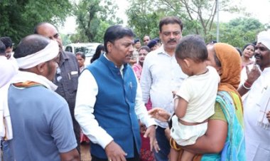 बाढ़ प्रभावित परिवारों के बीच पहुंचे वन मंत्री केदार कश्यप