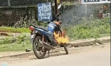 चलती बाइक में आग, बाल-बाल बचा सवार