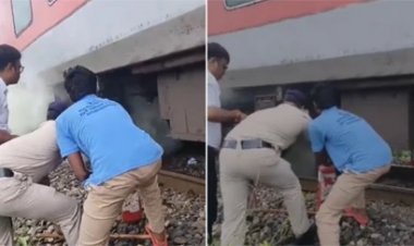 ट्रेन के दो कोचों में धुआं, RPF ने टाला बड़ा हादसा