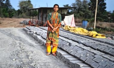 पूर्व में नक्सल प्रभावित गांव से आत्मनिर्भरता की उड़ान- सीमेंट ईंट व्यवसाय से बदली सोयम समसाद की जिंदगी
